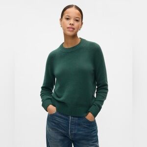 Beautiful green sweater! Not too heavy so perfect for spring!